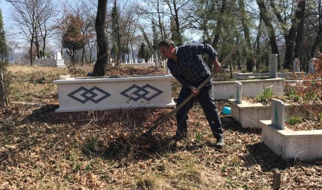 Çan'da imece usulü köy mezarlığını temizlediler