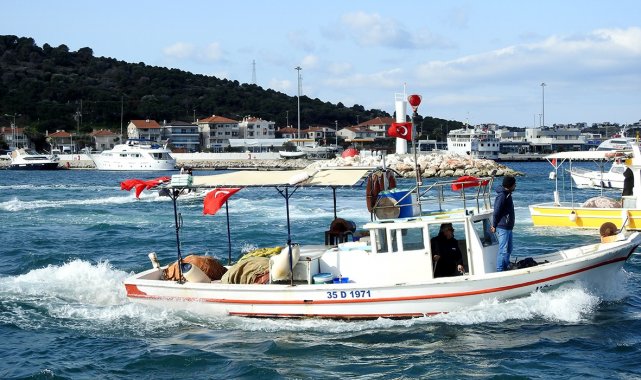 Çanakkale Deniz Zaferi, karada ve denizde kutlandı