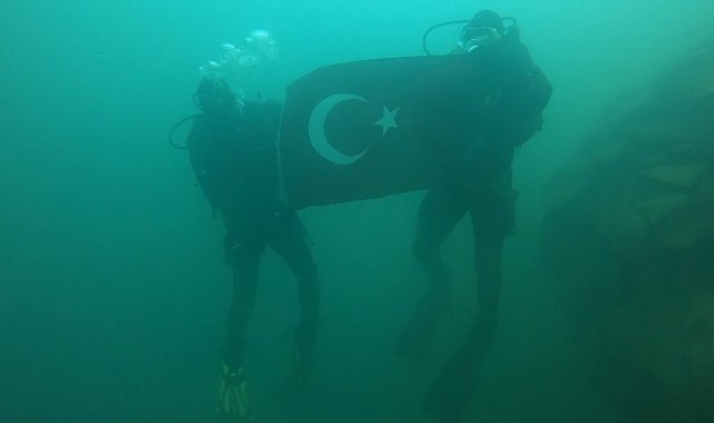 Çanakkale şehitleri anısına 30 metre derinlikte Türk bayrağı açtılar