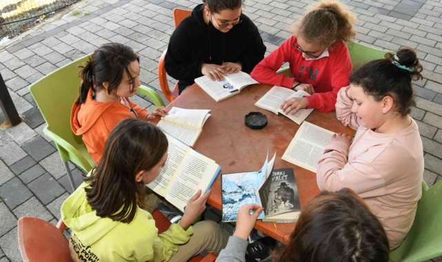 Çanakkale&#039;de öğrenci ve öğretmenler açık havada kitap okudu