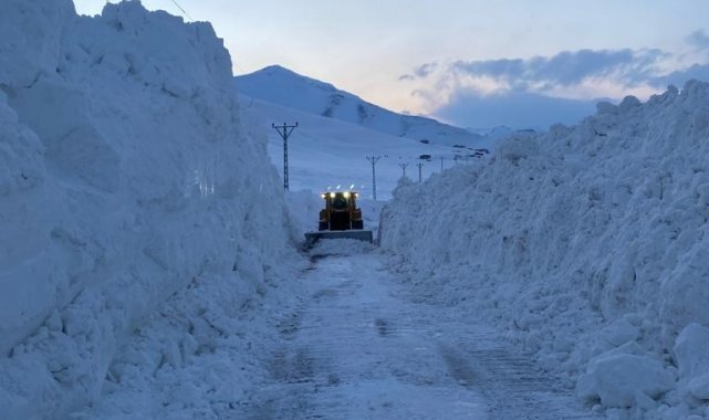 Çatak'ta karla mücadele çalışması