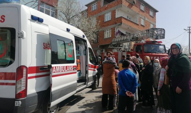 Çatı katında çıkan yangın sebebiyle panik olan 2 kadın fenalaştı