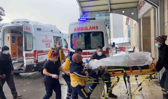 Çatıdaki karları temizlerken canından oluyordu