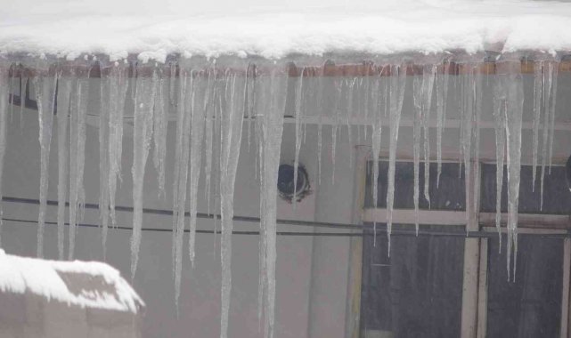 Çatılarda oluşan buz sarkıtları tehlike saçıyor