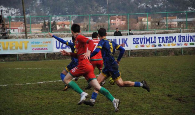 Çaycumaspor- Çaydeğirmeni Belediyespor karşılasmasında 2-1'lik üstünlüğü ile kazandı