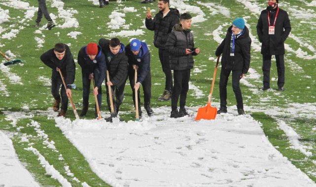 Çaykur Didi Stadyumu'nda taraftar ile kar temizliği yapılıyor