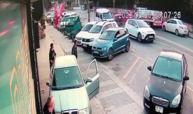 Çekmeköy'de otomobil ile kamyonet kafa kafaya çarpıştı: 3 yaralı