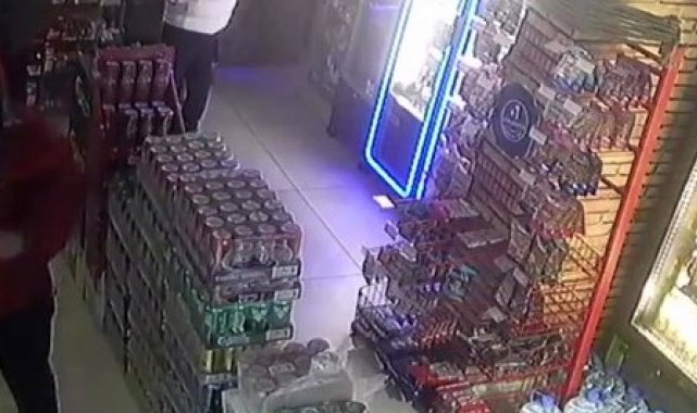 Çekmeköy'de tekel bayisinde perdeleme yöntemiyle içki çalan şahıslar kamerada
