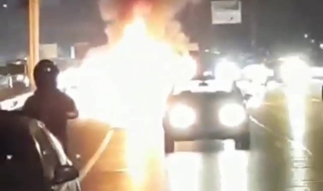 Çekmeköy'de yanan araç, alev topuna döndü