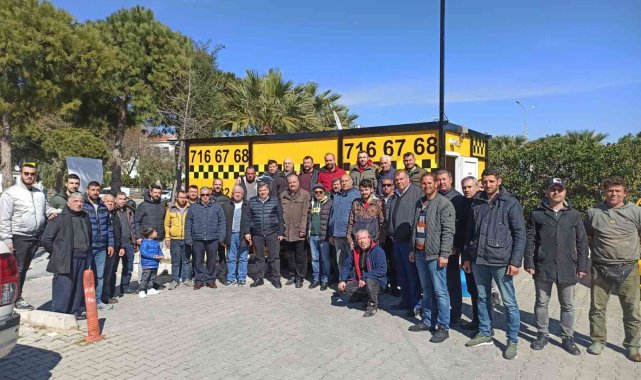 Çeşme&#039;de yeni taksiler duraklarına kavuştu