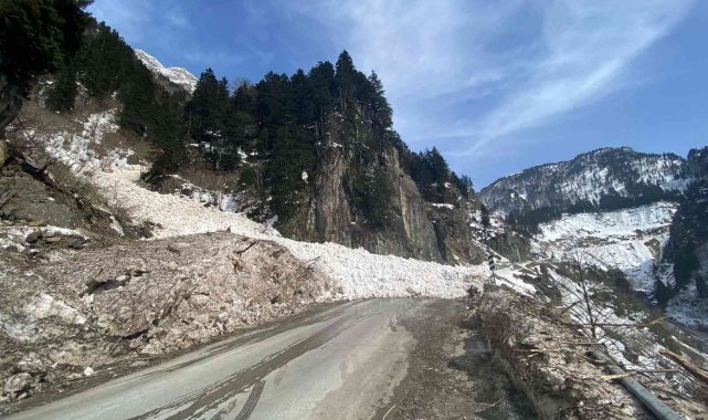 Çığ düşmesi sonucu Bayburt-Araklı kara yolu tekrar ulaşıma kapandı