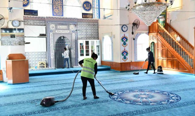 Çiğli&#039;deki camilerde Ramazan temizliği