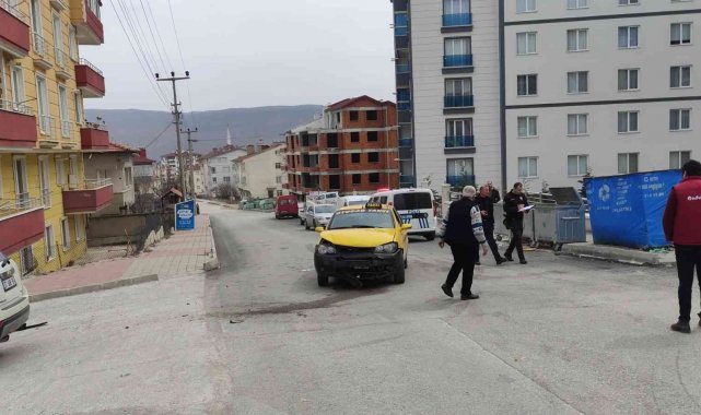 Cip ile ticari taksi çarpıştı: 1 yaralı