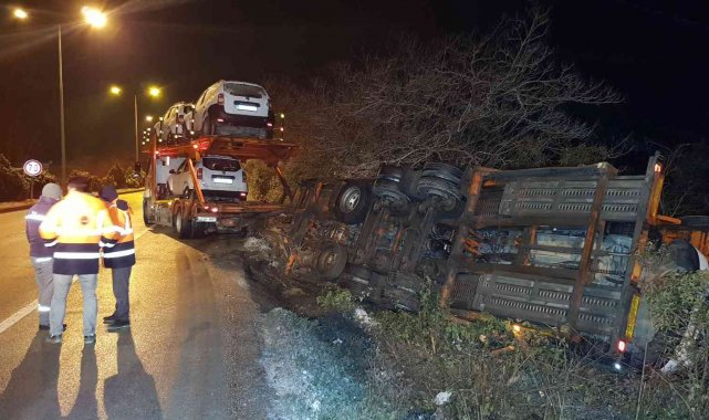 Cip taşıyan tır buzlanan yolda devrildi