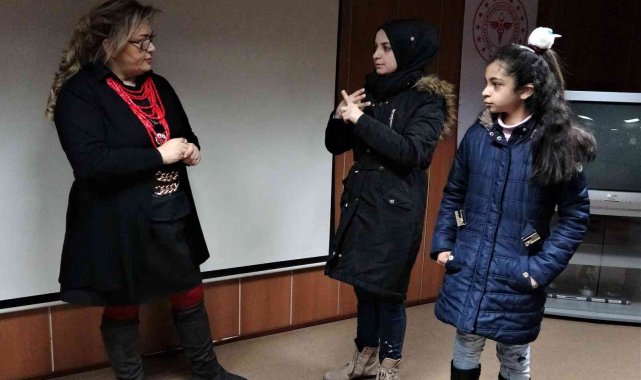 Çocuğunun dilini öğrendi 10 yıl sonra ilk defa "kızım" dedi