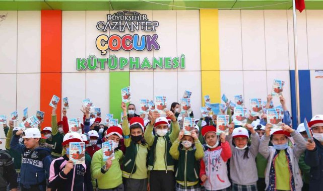 Çocuk kitabı yazarı Mert Arık, "Beni zürafam uçabilir" adlı eserini çocuklara anlattı