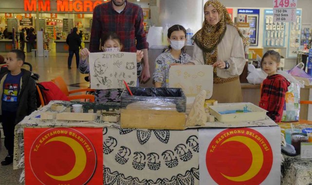 Çocuklar, Mehmet Akif Ersoy'un resmini beze taş baskı yaptı