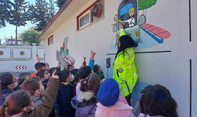 Çocuklara eğitim parkında trafik kuralları öğretiliyor