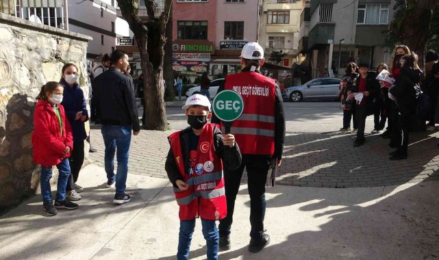 Çocuklara uygulamalı trafik eğitimi verdi