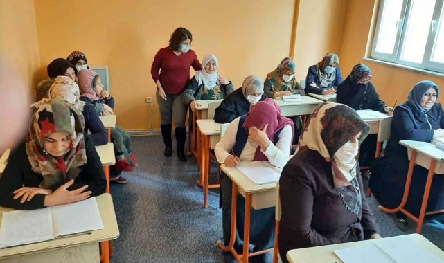 Çocuklarını okula gönderip, okuma yazma kursunun yolunu tutuyorlar