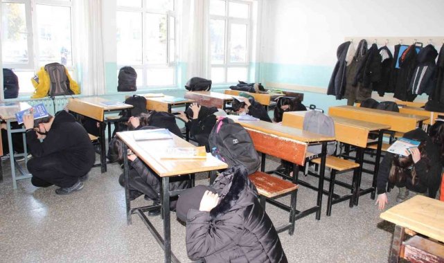 Çorum&#039;daki 56 bin öğrenciyle eş zamanlı deprem tatbikatı