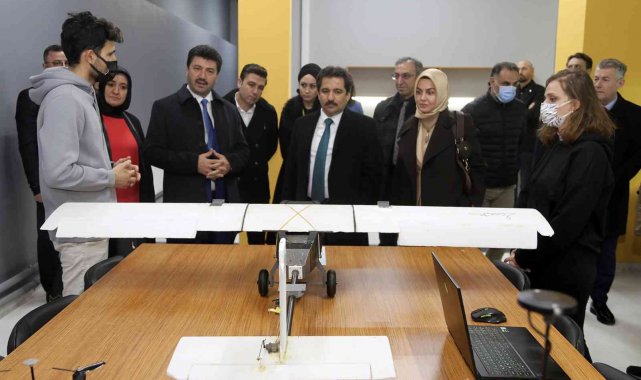 Cumhurbaşkanı Başdanışmanı Küçükyılmaz, öğrenci ve akademisyenlerle bir araya geldi