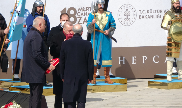 Cumhurbaşkanı Erdoğan, 129 yıllık Osmanlı sancağını Bakan Akar’a teslim etti