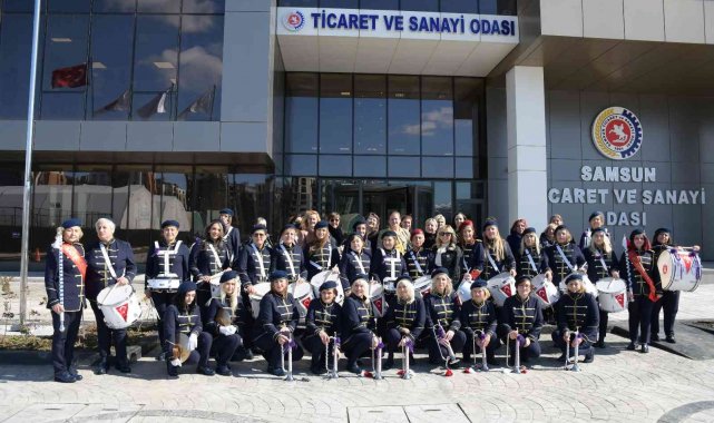 Cumhuriyet Kadınları Bandosu sevgi, kardeşlik ve barış için çaldı