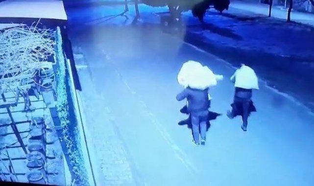 Çuvallı hırsızlar kamerada