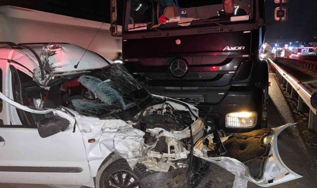 D-650'de hafif ticari araç tıra arkadan çarptı: 1 yaralı