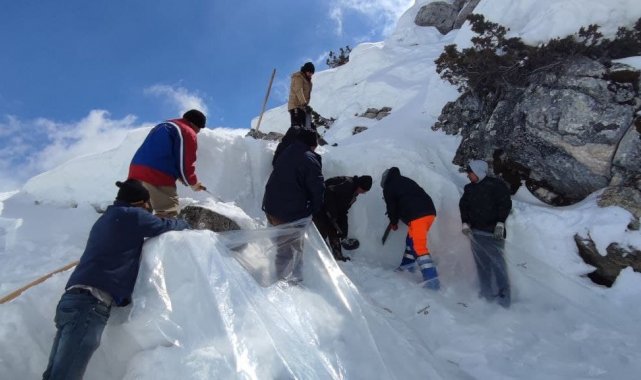 Dağdaki mağaralara kar stoğu