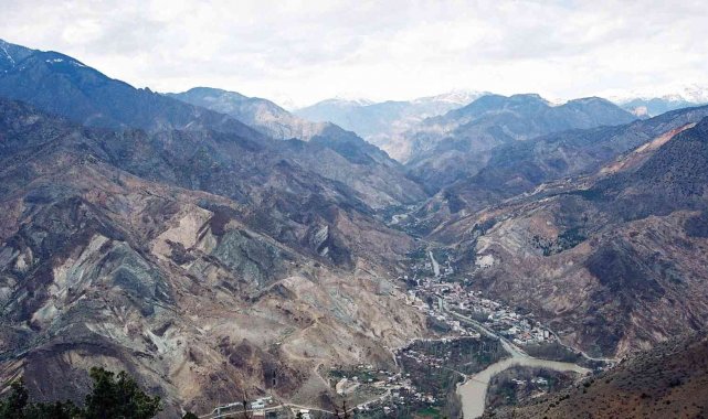 Dağlık alanda 7 senede modern bir ilçe inşa edildi