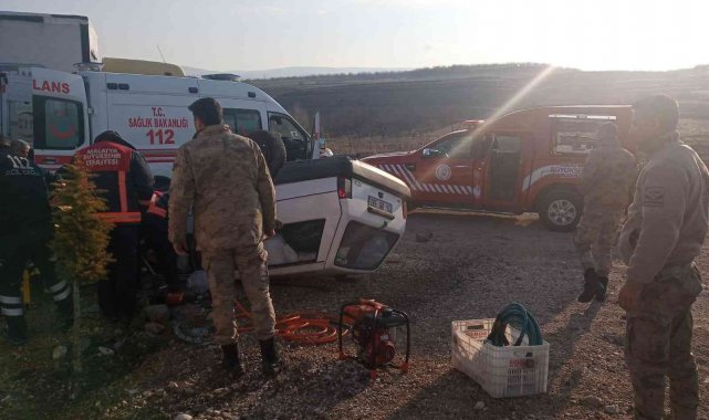 Darende'de otomobil takla attı: 2 yaralı