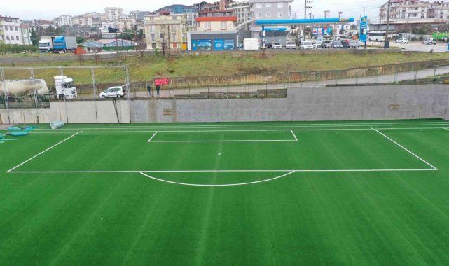 Darıca Nene Hatun Stadı'ndaki batı sahasının çimleri serildi