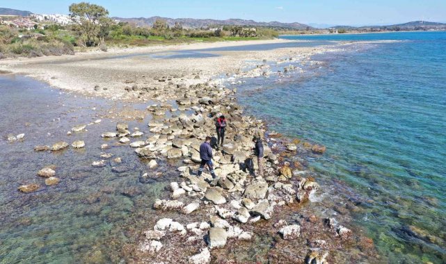 Datça'da deniz çekilince liman kalıntıları ortaya çıktı