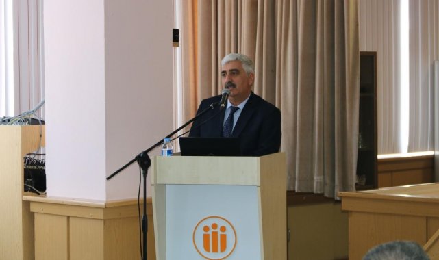 Dekan Erdem: &quot;Akif, toplumu yönlendiren bir aydındır&quot;