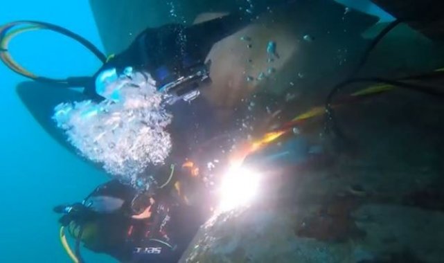 Deniz Kuvvetlerinde görevli dalgıçlar onarım ve kaynak faaliyetleri de yapıyor