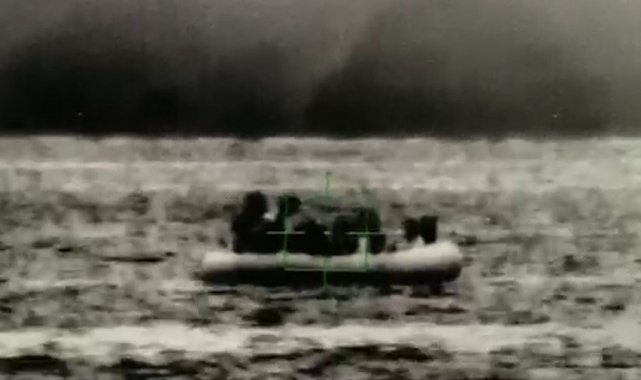 Denizde sürüklenen 23 düzensiz göçmen kurtarıldı