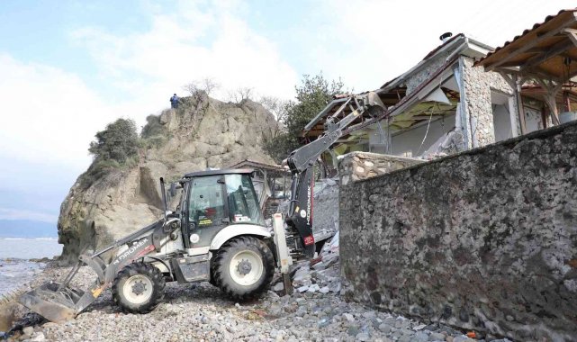 Denize sıfır yapılan kaçak bina yıkıldı