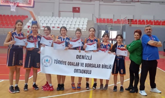 Denizli TOBB Ortaokulu'nun kızları potada yarı finale yükseldi