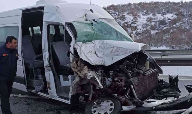 Denizlili öğretmen ve öğrencileri taşıyan minibüs, Eskişehir'de kaza yaptı; 16 yaralı