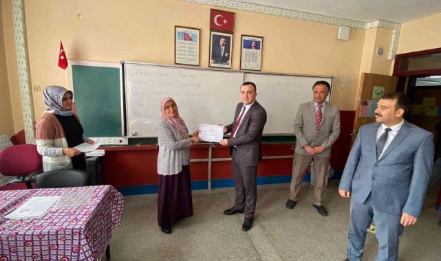 Derebucak'ta okuma yazmayı öğrenen kadın kursiyerler belgelerine kavuştu