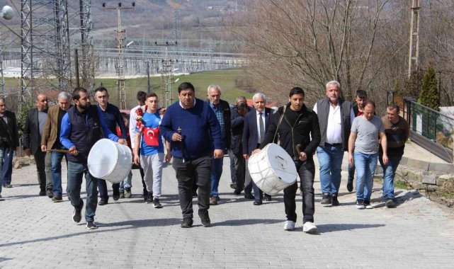 Dereceyle dönen sporcuya davullu karşılama
