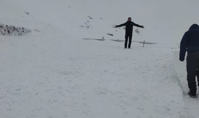 Derecik'te dağcıların olduğu yola çığ düştü