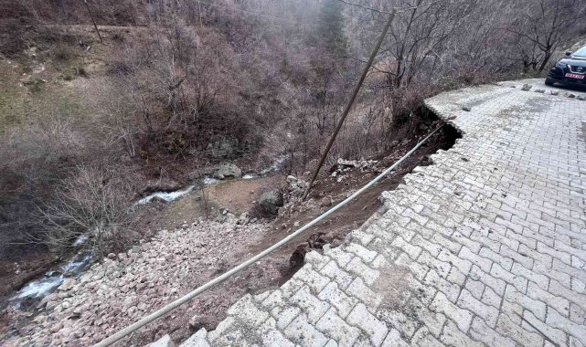 Dereiçi köyünün yangından sonra bu kez de toprak kayması ile başı dertte