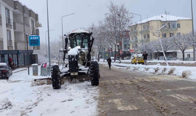 Derince Belediyesi karla mücadelesini sürdürüyor