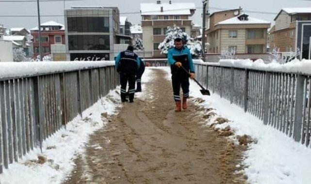 Derince'de ekipler karla mücadelesini sürdürüyor