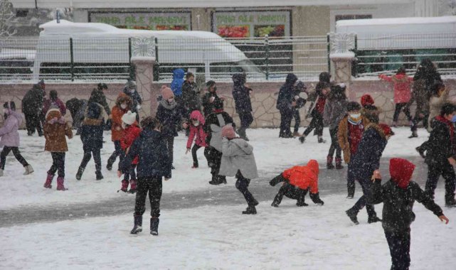Ders öncesi minik öğrencilerin kartopu keyfi