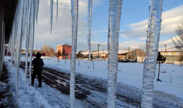 Dev buz sarkıtları görenleri hayrete düşürdü