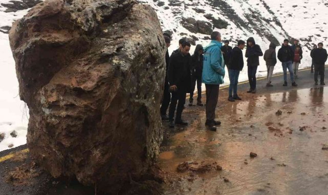 Dev kaya parçalarının düştüğü yol kapandı